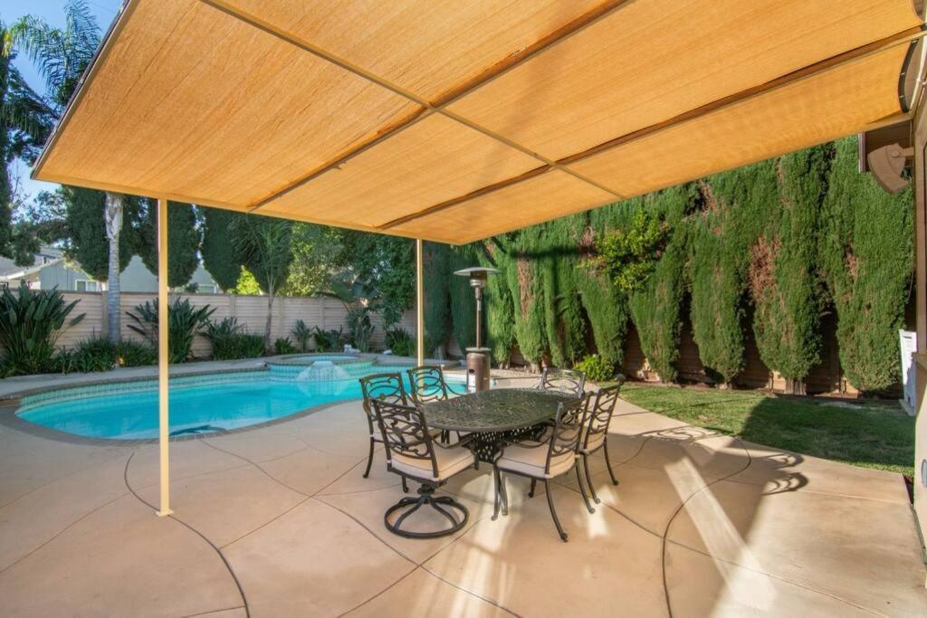 Large Home With Pool + Jacuzzi 로스앤젤레스 외부 사진