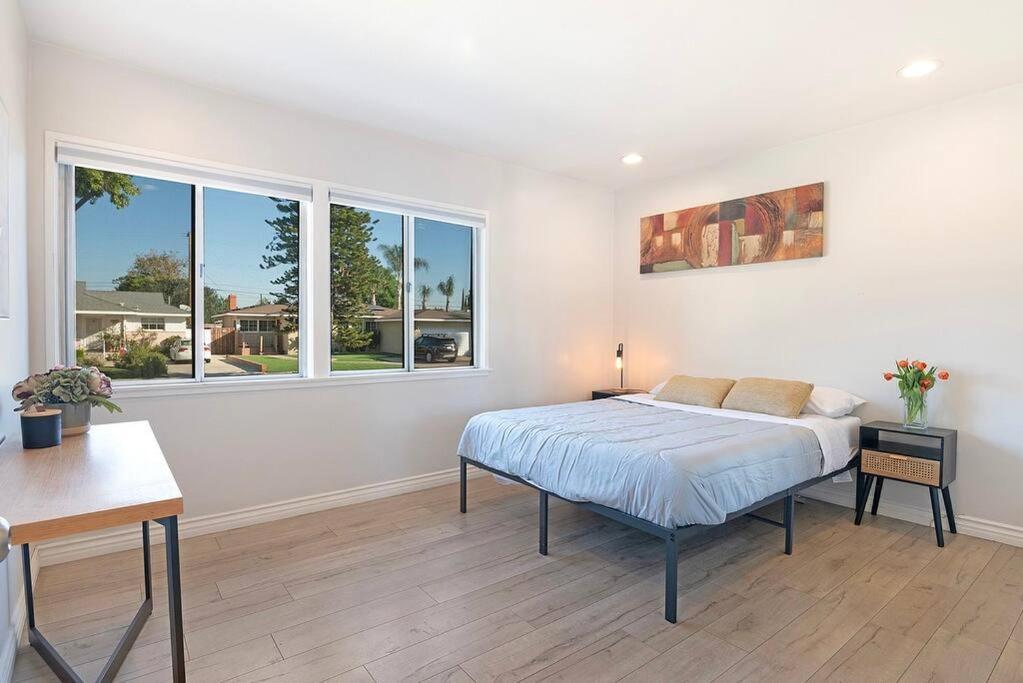 Large Home With Pool + Jacuzzi 로스앤젤레스 외부 사진