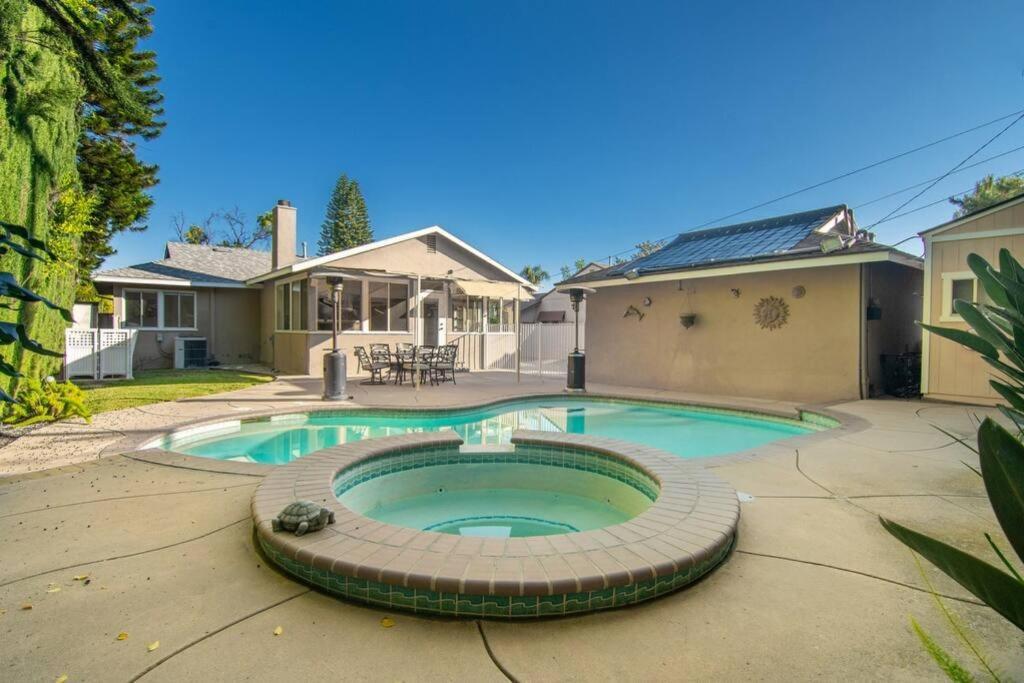 Large Home With Pool + Jacuzzi 로스앤젤레스 외부 사진