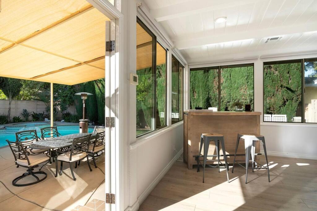 Large Home With Pool + Jacuzzi 로스앤젤레스 외부 사진