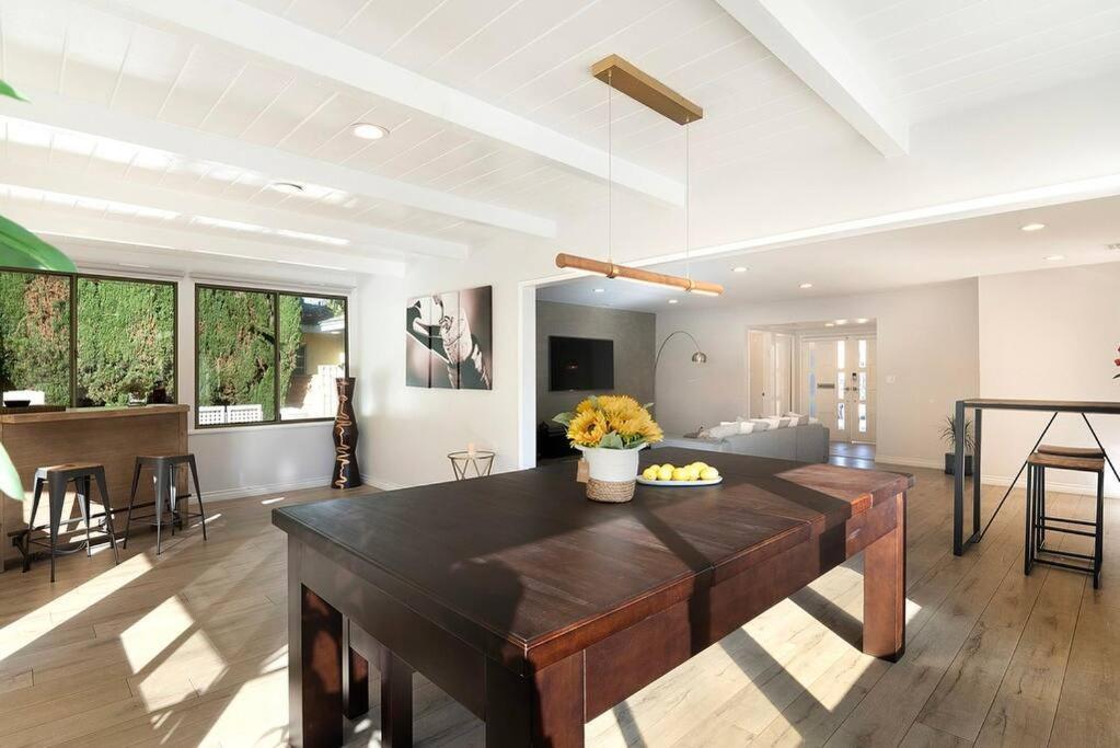 Large Home With Pool + Jacuzzi 로스앤젤레스 외부 사진