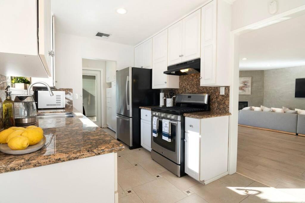 Large Home With Pool + Jacuzzi 로스앤젤레스 외부 사진