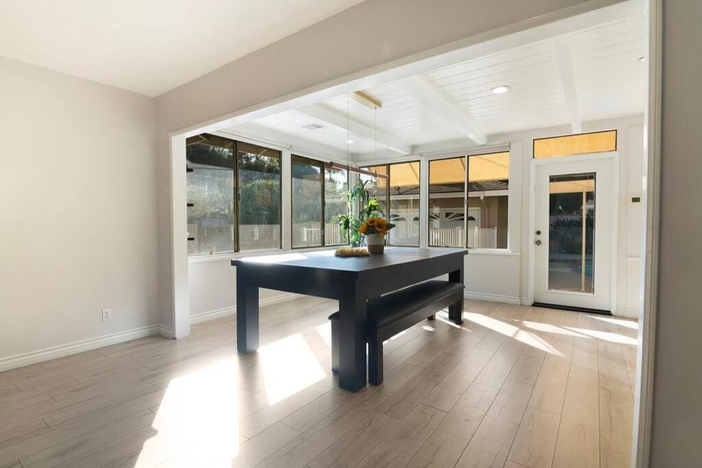 Large Home With Pool + Jacuzzi 로스앤젤레스 외부 사진