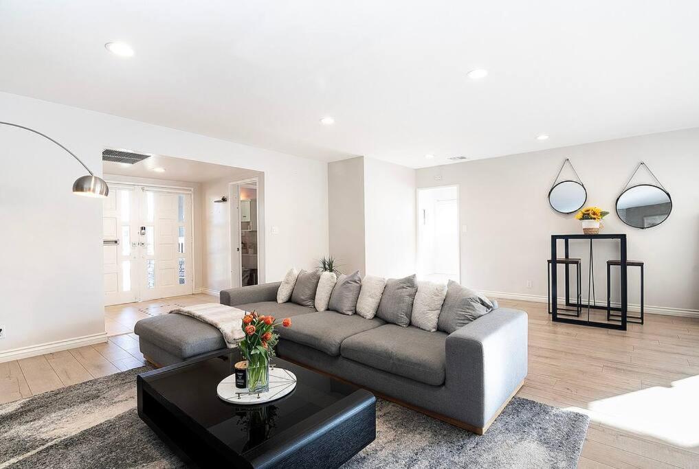 Large Home With Pool + Jacuzzi 로스앤젤레스 외부 사진