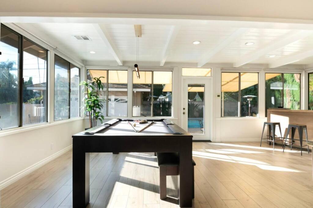 Large Home With Pool + Jacuzzi 로스앤젤레스 외부 사진