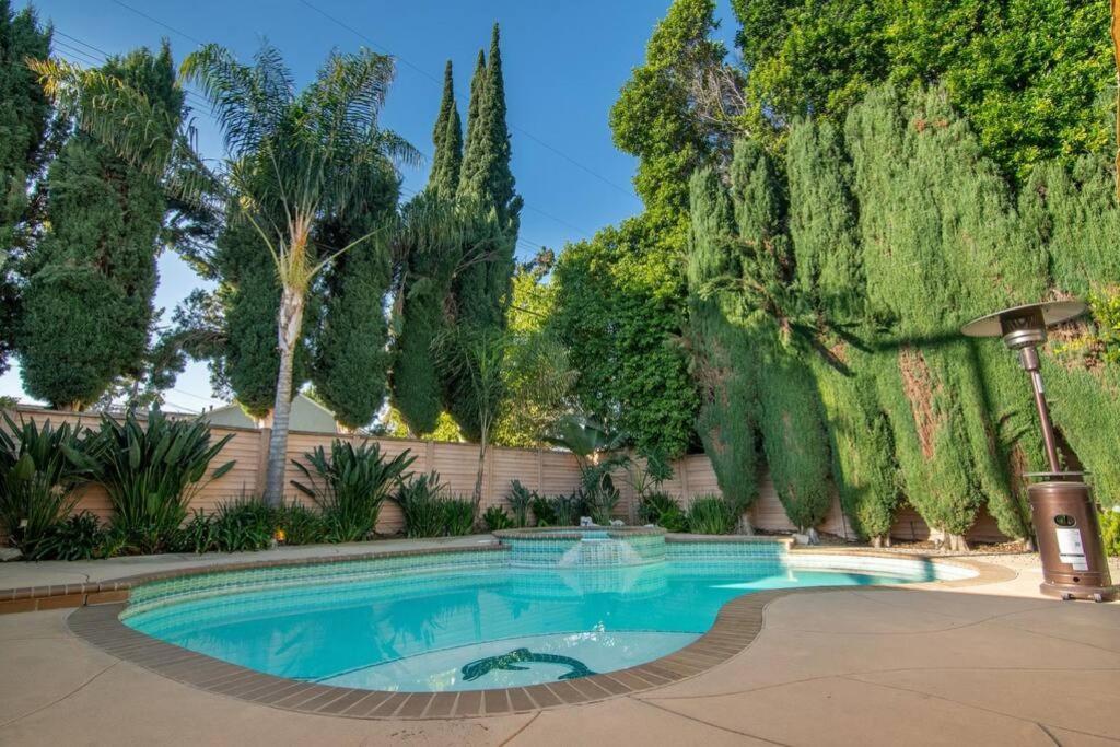 Large Home With Pool + Jacuzzi 로스앤젤레스 외부 사진
