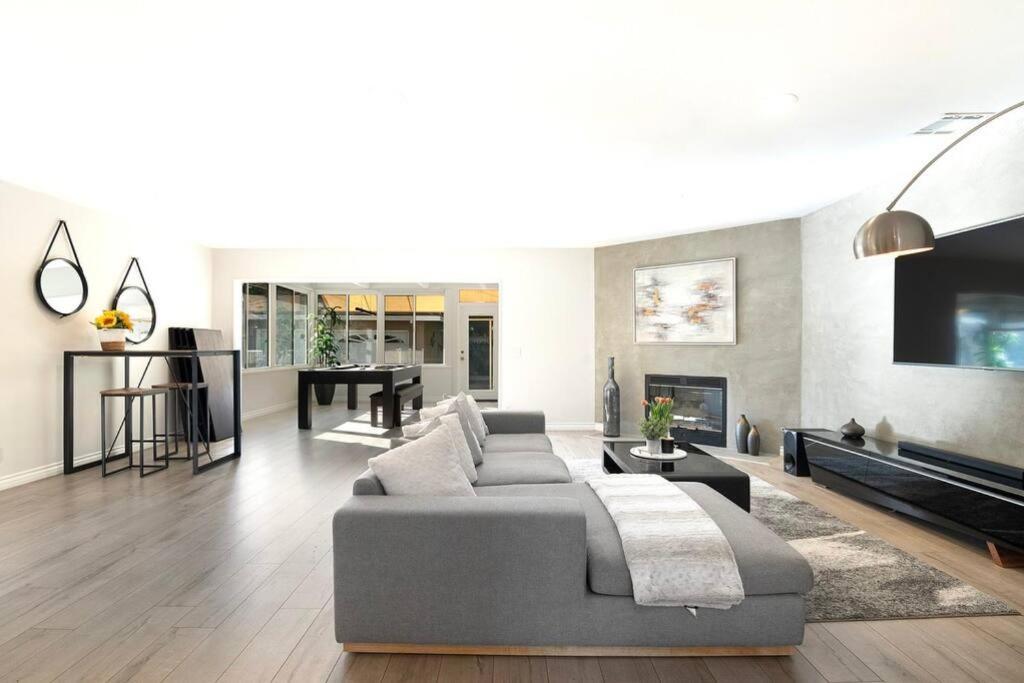 Large Home With Pool + Jacuzzi 로스앤젤레스 외부 사진
