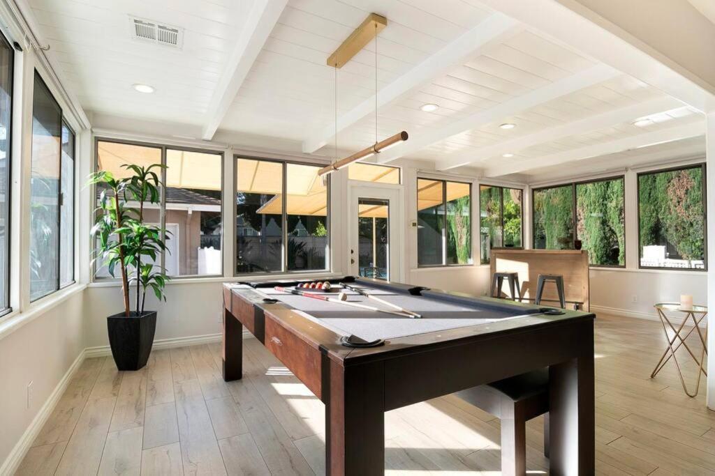 Large Home With Pool + Jacuzzi 로스앤젤레스 외부 사진