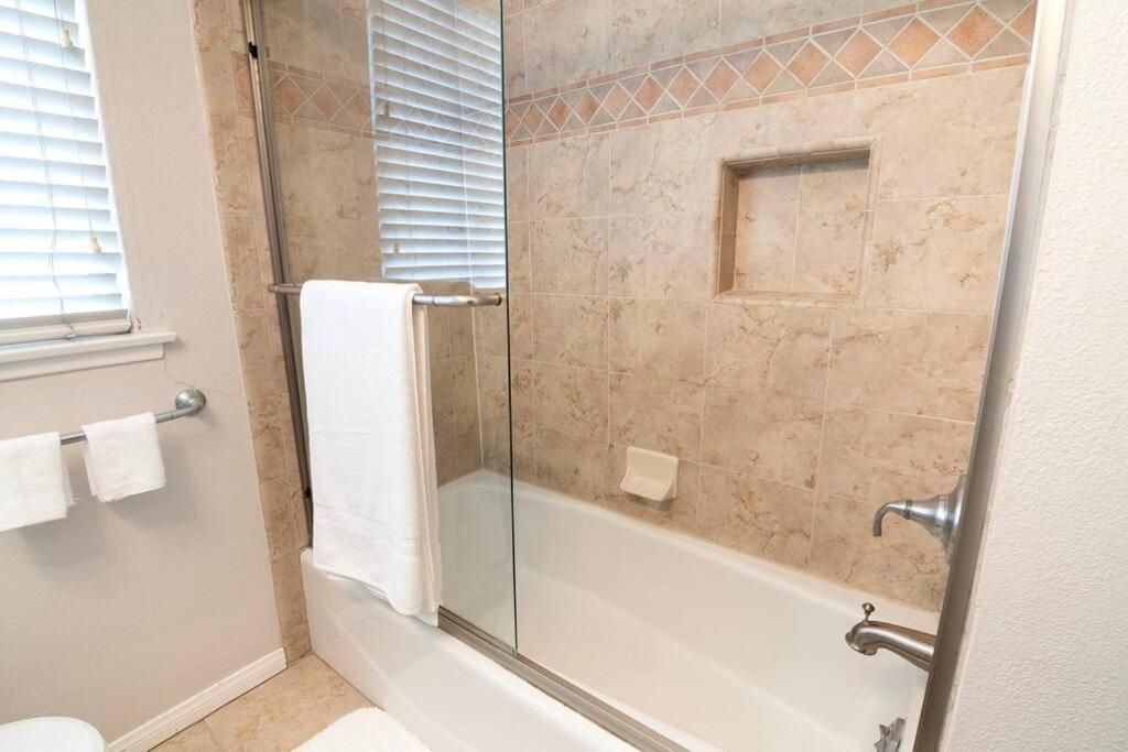Large Home With Pool + Jacuzzi 로스앤젤레스 외부 사진