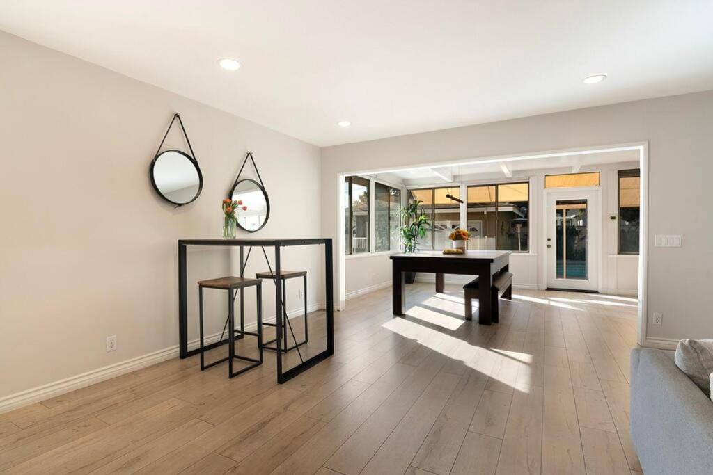 Large Home With Pool + Jacuzzi 로스앤젤레스 외부 사진
