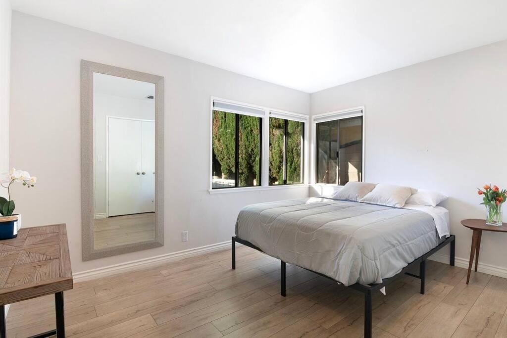 Large Home With Pool + Jacuzzi 로스앤젤레스 외부 사진